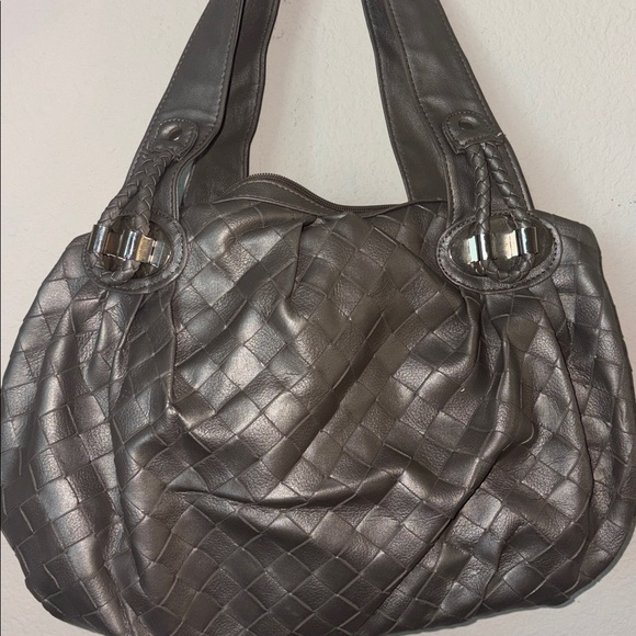 Elegant Gray Woven Handbag - Picture 8 of 8